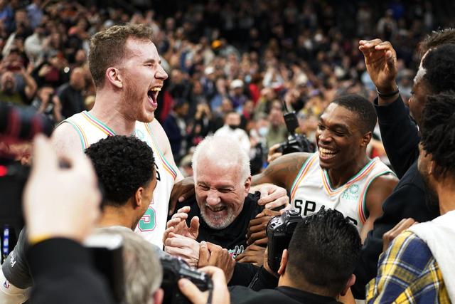 nba勇士力克马刺，科尔和波波维奇赛后寒暄