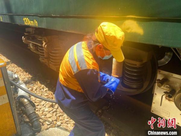 高温环境下的铁路工人，“夹缝”里“蒸战”为列车“解渴”