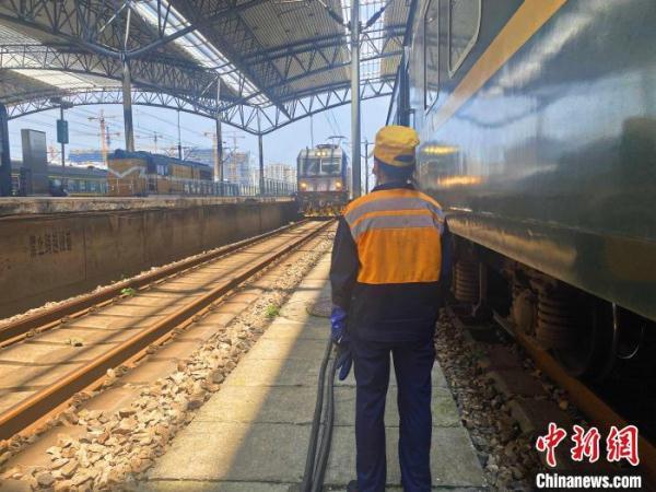 高温环境下的铁路工人，“夹缝”里“蒸战”为列车“解渴”