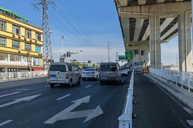 嘉闵高架堵车时间段，这里正在增设一条潮汐车道