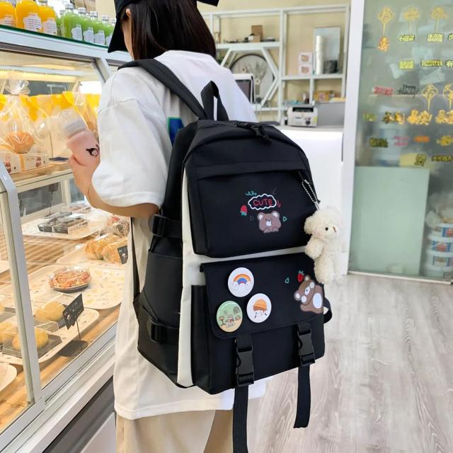 书包里有哪些文具，小学生的书包里都有哪些文具（小小文具见证生活走向富裕的脚步）