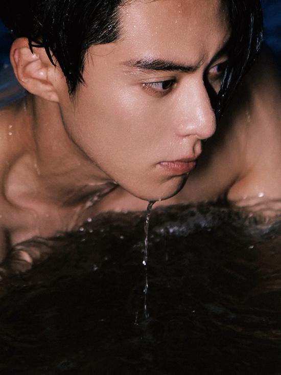 王鹤棣美图，月尊大人湿身照