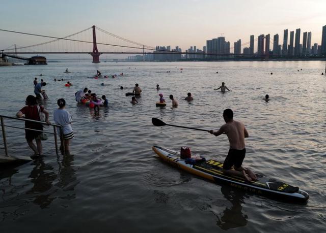 武汉最高温度夏天，高温少雨天气将持续至秋汛期