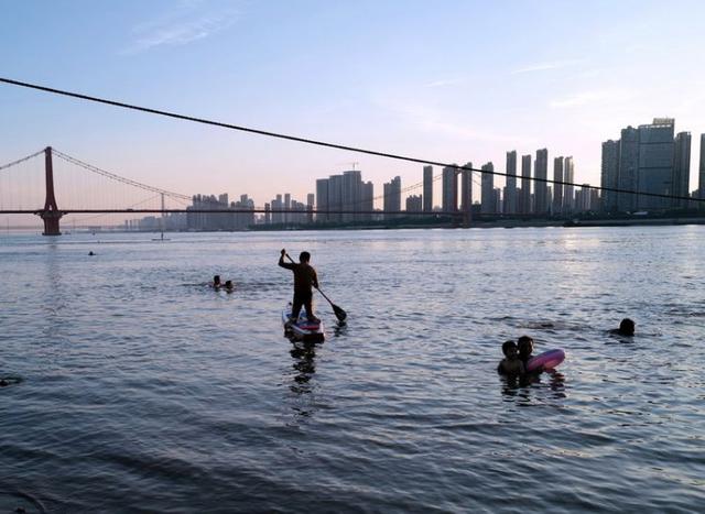 武汉最高温度夏天，高温少雨天气将持续至秋汛期