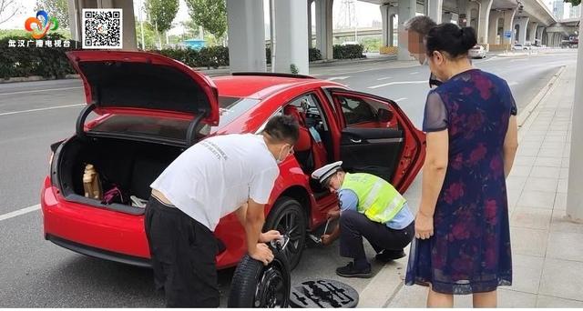 车辆突遇爆胎怎样安全处置，汽车半路发生爆胎