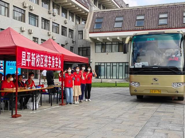 北大新校区迎来新同学，北大校园（北大4400余名本科新生今日报到）