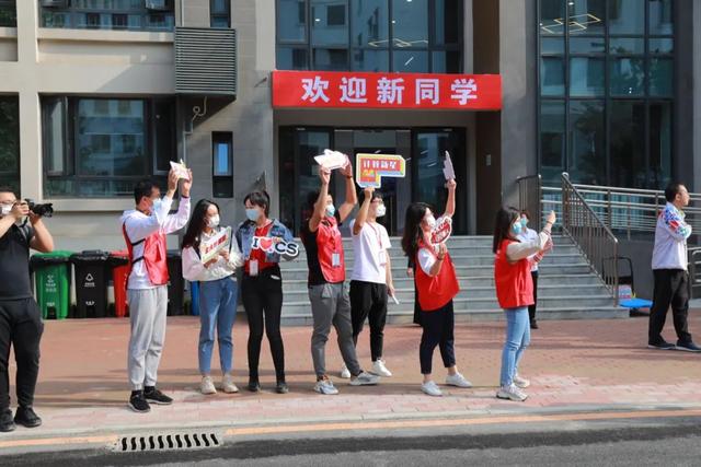 北大新校区迎来新同学，北大校园（北大4400余名本科新生今日报到）