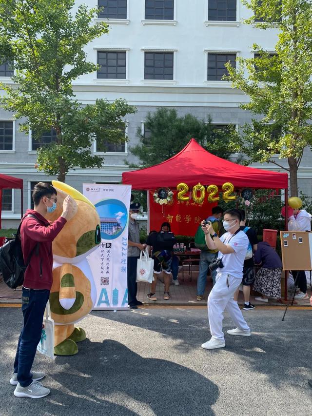 北大新校区迎来新同学，北大校园（北大4400余名本科新生今日报到）