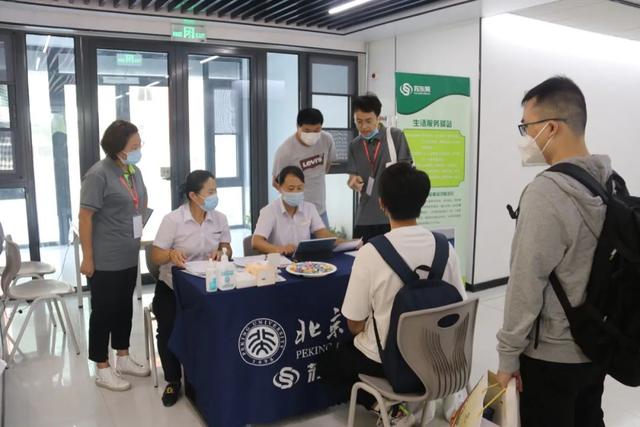 北大新校区迎来新同学，北大校园（北大4400余名本科新生今日报到）