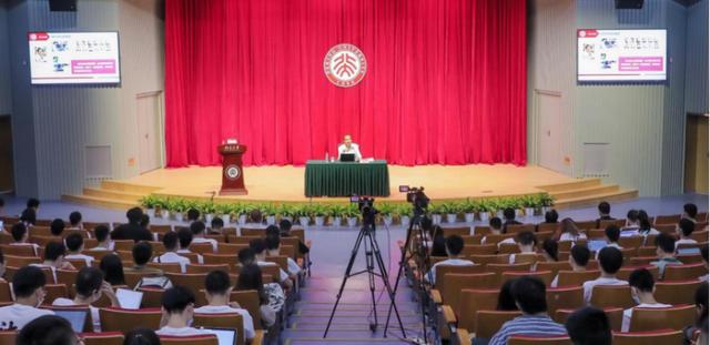 北大新校区迎来新同学，北大校园（北大4400余名本科新生今日报到）