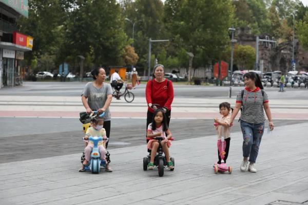 重庆现在穿什么衣服合适，重庆天气13度穿什么（被重庆女生“开春穿搭”惊艳到）