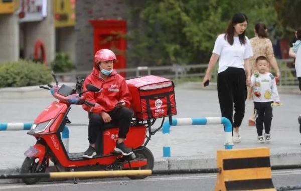 重庆现在穿什么衣服合适，重庆天气13度穿什么（被重庆女生“开春穿搭”惊艳到）