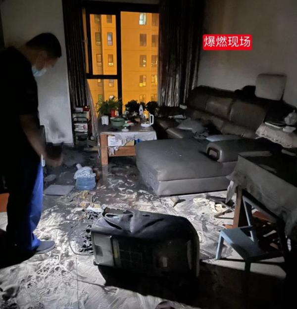 男子手机爆炸被烧伤，网购移动电源突然爆炸