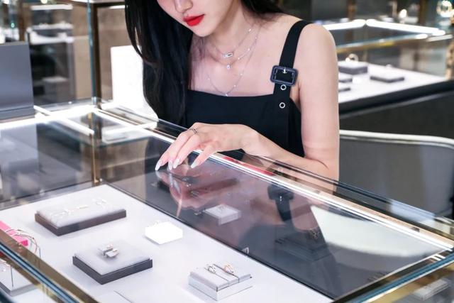 基辅迪纳摩美如画，颜值爆表MESSIKA