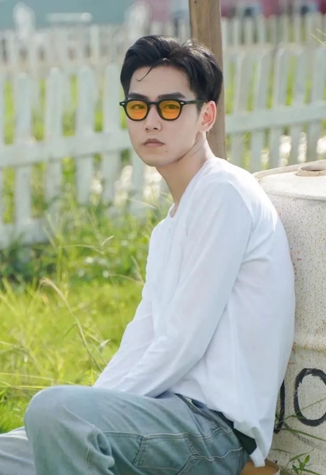 纯色t恤都能穿出帅气感吗，为何余文乐穿纯色T恤那么帅