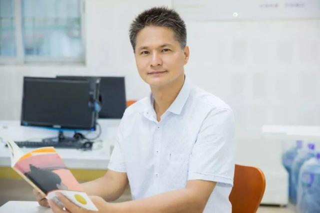 一个叫楚桥的男人在读一个叫欧维的男人，曾国城有几段婚姻