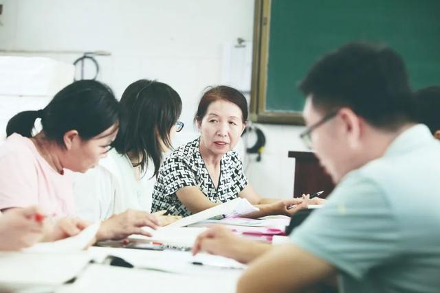 中国教育报5月7日，教育时报10月7日