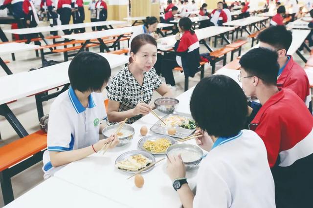 中国教育报5月7日，教育时报10月7日