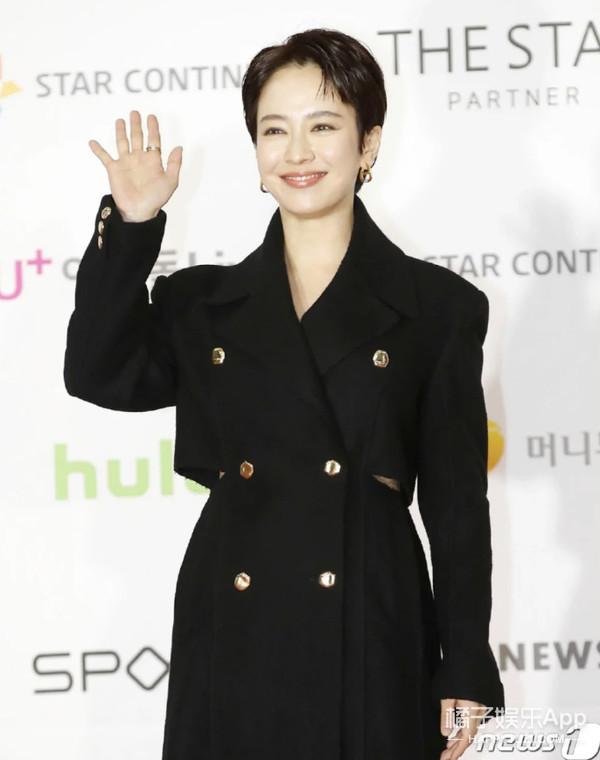 韩国红毯女明星有多敢穿，韩国红毯穿搭过于朴素