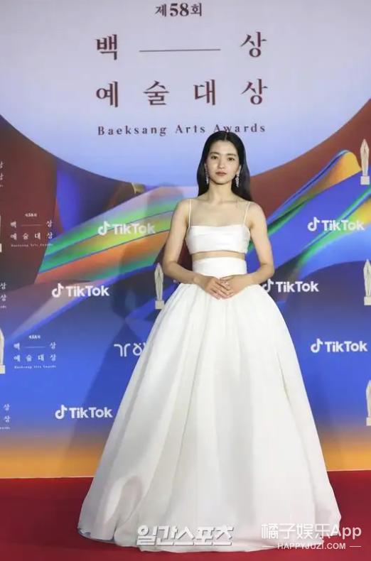 韩国红毯女明星有多敢穿，韩国红毯穿搭过于朴素