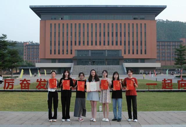 艺术蛋壳画教案，用蛋壳画出银牡丹奖