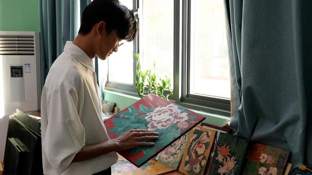 艺术蛋壳画教案，用蛋壳画出银牡丹奖