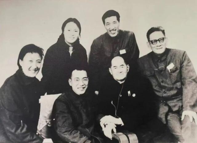 红子鸟是群居鸟，45年前那只报春鸟
