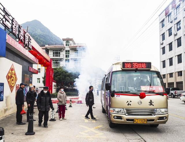 几路公交车可以到鹅仙岭，市区35路公交总站到飞鸾碗窑公交今日正式运营