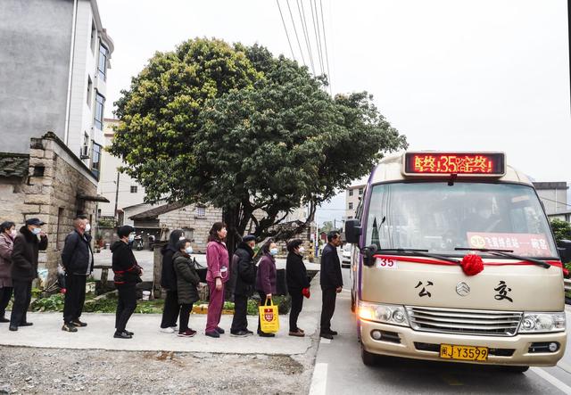 几路公交车可以到鹅仙岭，市区35路公交总站到飞鸾碗窑公交今日正式运营