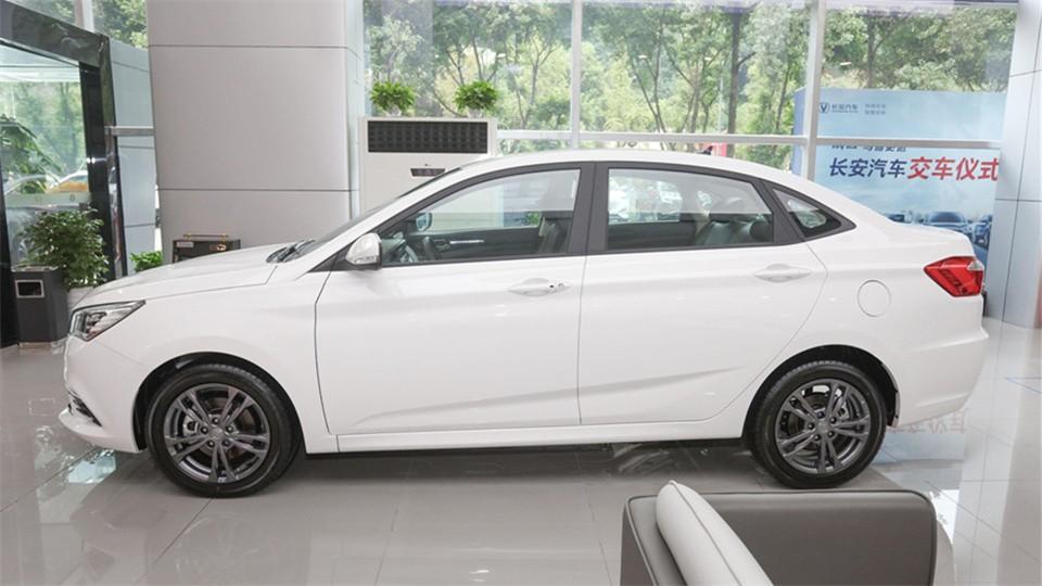7万买辆长安逸动DT，每年养车1.6万，刚毕业用得起？-出险费用七万元第二年涨多少
