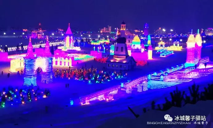 童话般的冰雪世界_哈尔滨童话小镇雪景
