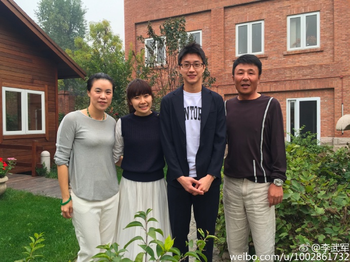 福原爱夫妇和王楠夫妇友爱合影,两家人靠着乒乓球成为"亲人.