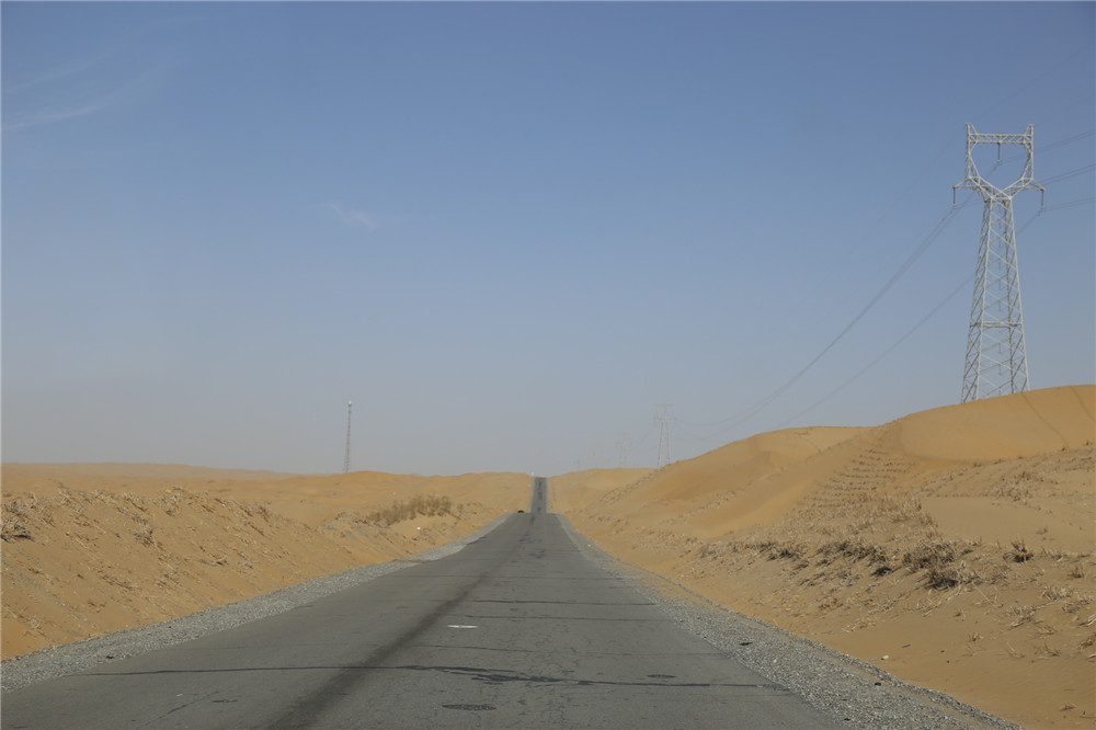 穿越塔克拉瑪干沙漠的沙漠公路自由行該怎么走？