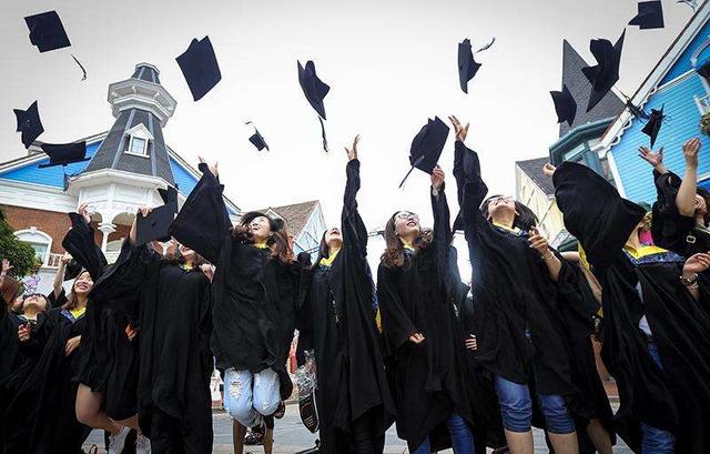 大学生花式秀"毕业照,画面太美太别致,男同学请c位出道