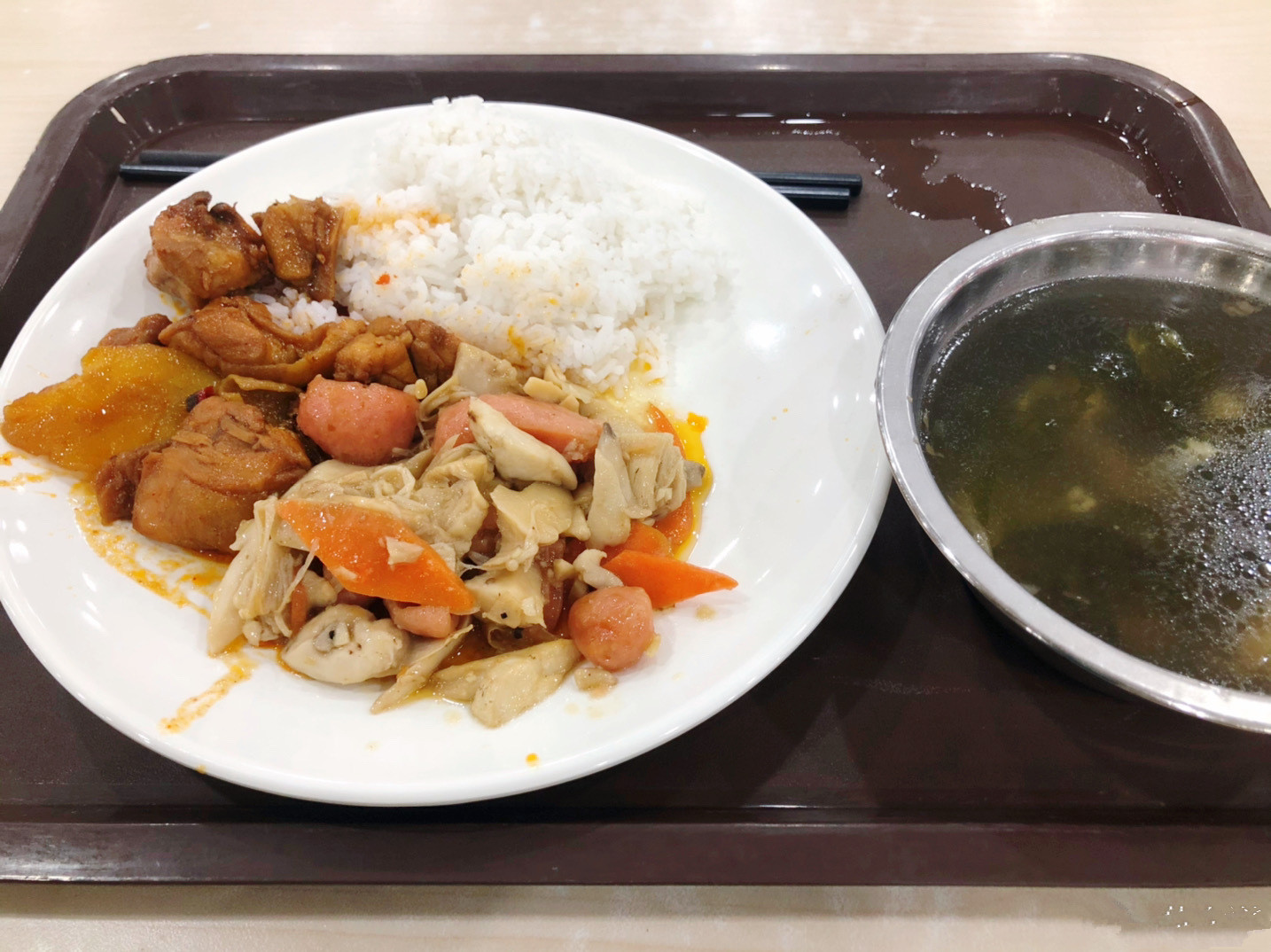 厦门大学食堂有多好？中式大厨做盘菜6元，米饭免费10年，值了