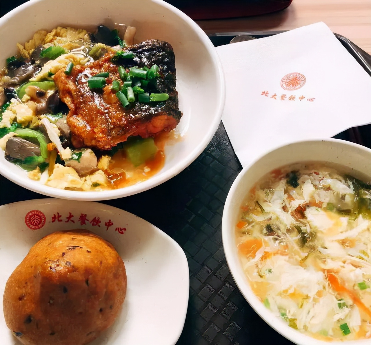 同为大学食堂,北大食堂走红网络,网友:不只羡慕智商还羡慕饭菜