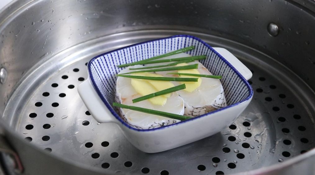 雪鱼肉怎么做好吃（教你葱油鳕鱼肉嫩且不腥的简单做法）