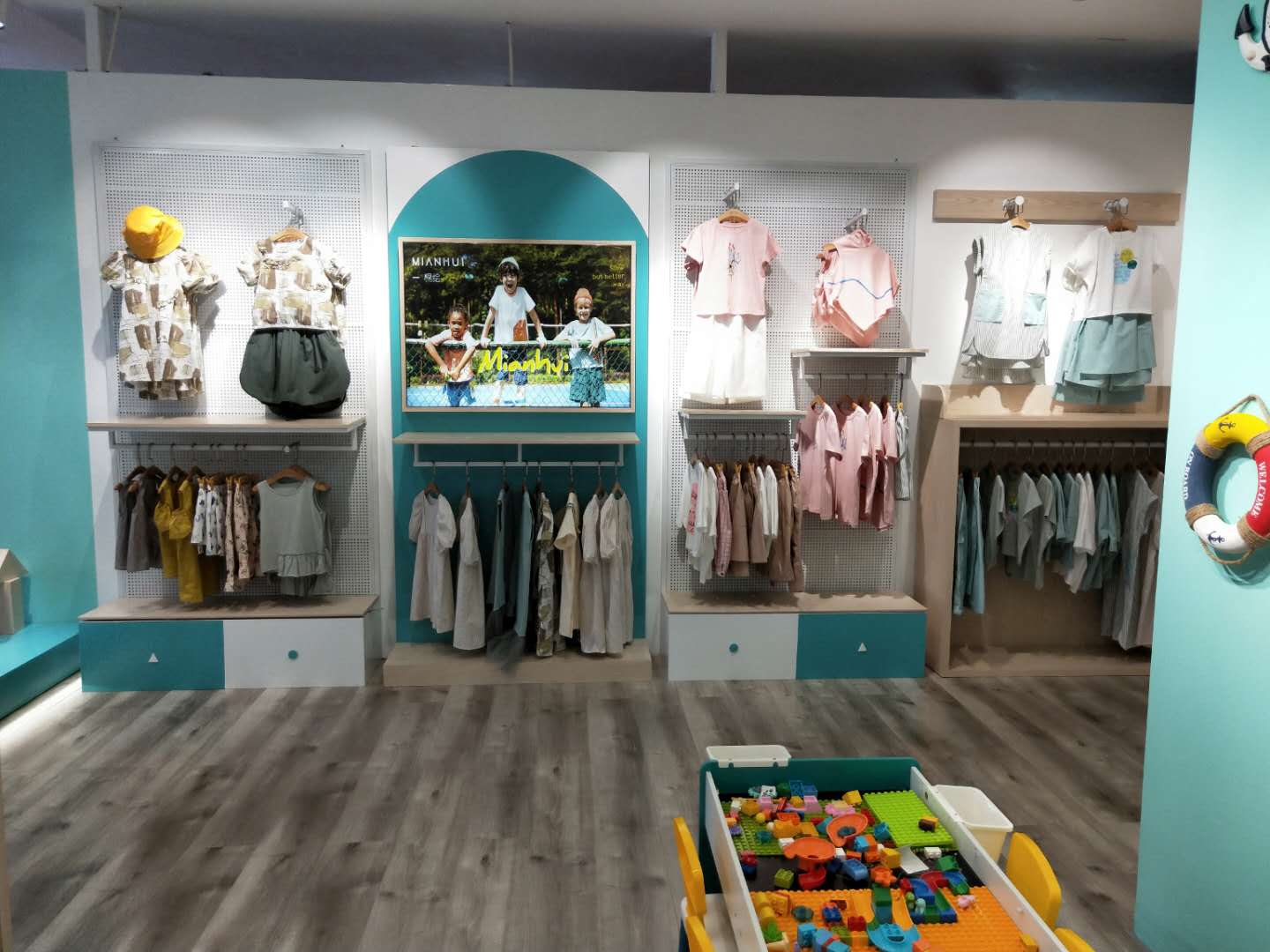 童装加盟店10大品牌 童装店装修效果图