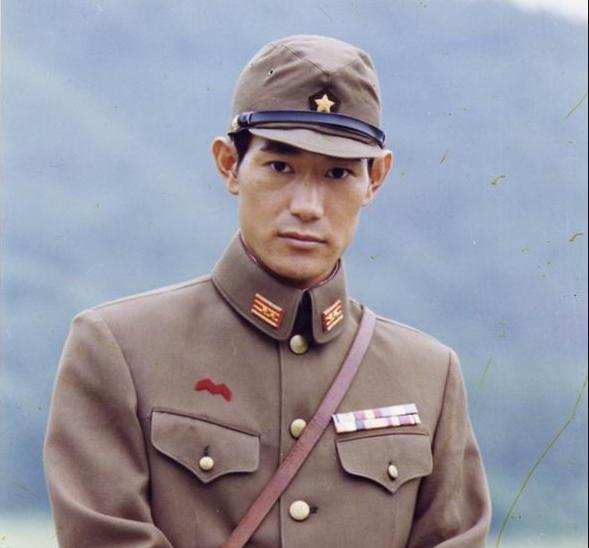 矢野浩二在社交平台上晒出一张拍戏片场的照片,并配