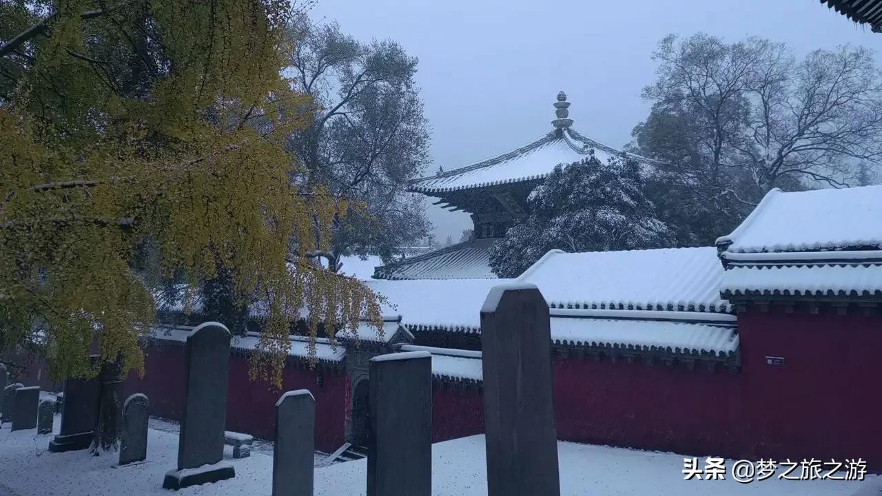 北京在立冬第一天迎来初雪，咱们快来看都城的2021年冬第一场雪景