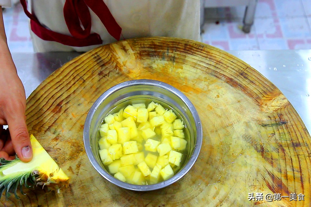 菠萝蒸饭最简单的做法窍门「菠萝蒸饭最简单的电饭煲做法?」