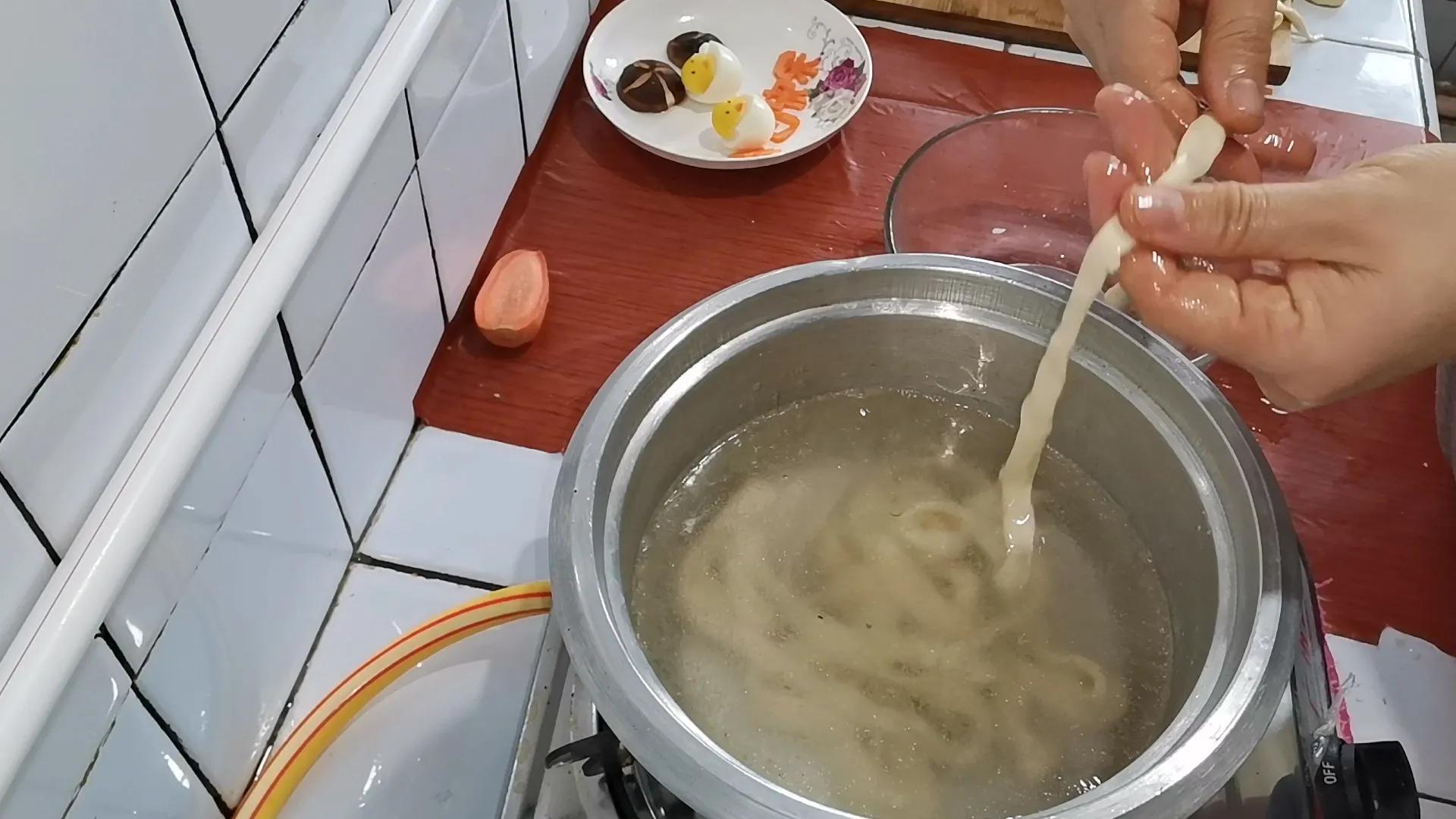 长寿面该如何去做（手把手教你做出好吃又好看的长寿面）