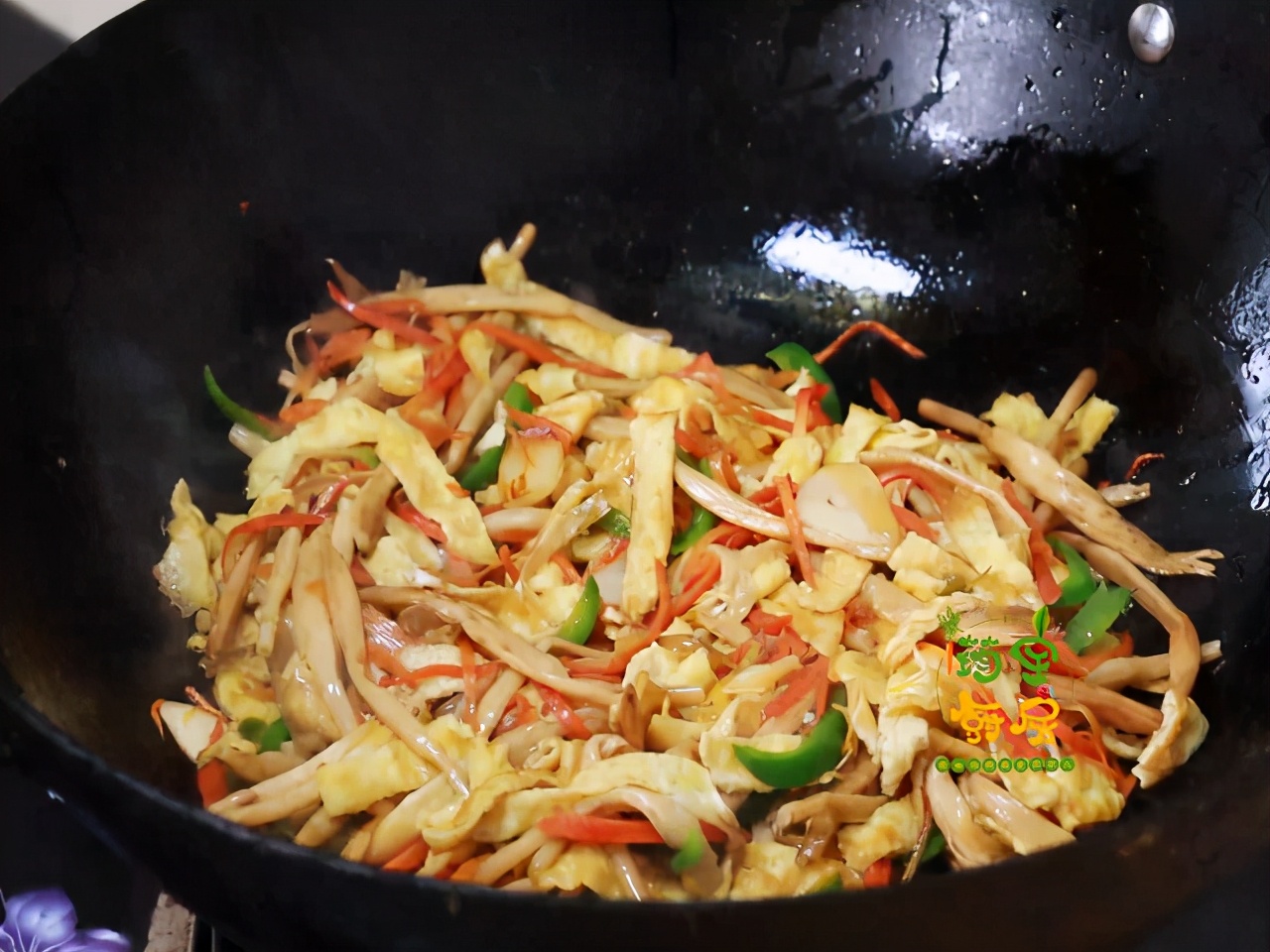 金针菜的做法大全家常做法（黄花菜这样做鲜嫩脆爽还下饭）