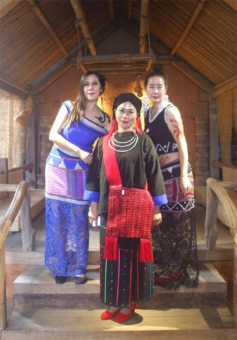 我们知道,佤族是居住于云南省西部群山中的直过民族,他们有着古铜色的