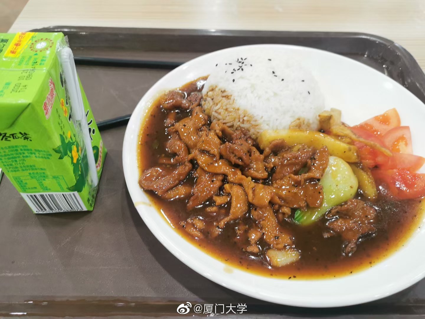 厦门大学食堂有多好？中式大厨做盘菜6元，米饭免费10年，值了