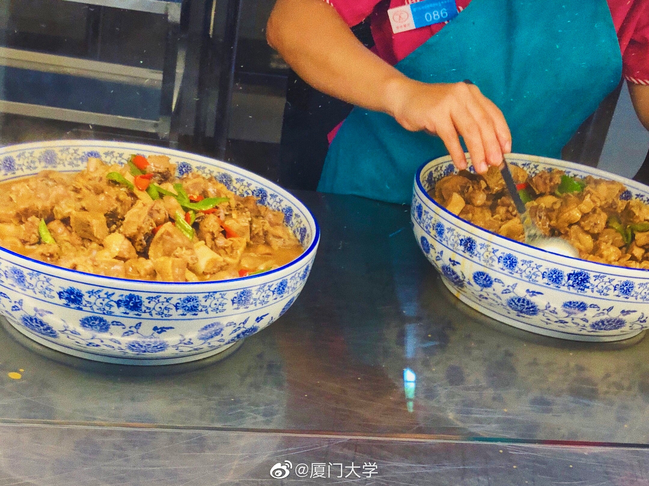 厦门大学食堂有多好？中式大厨做盘菜6元，米饭免费10年，值了