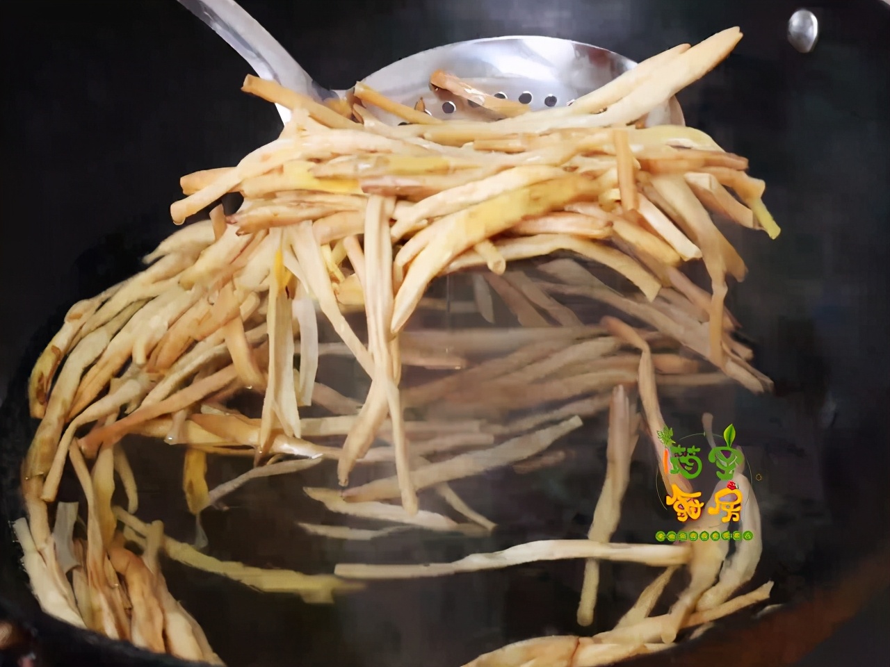 金针菜的做法大全家常做法（黄花菜这样做鲜嫩脆爽还下饭）