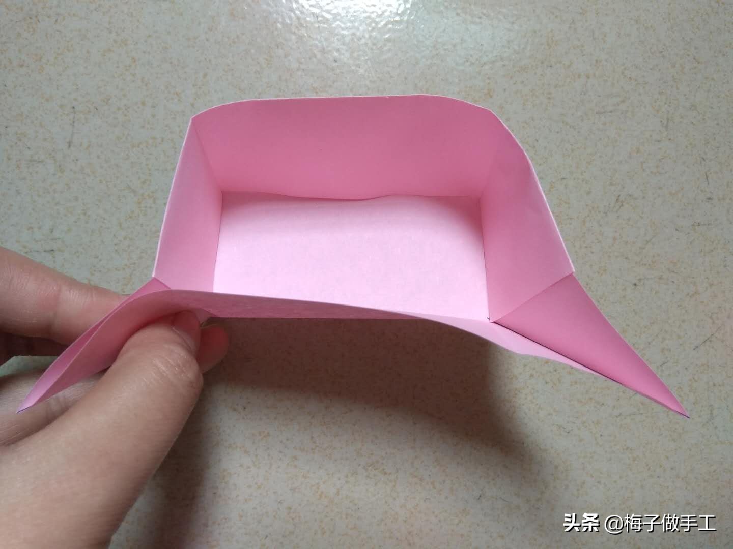 13,把前面7步折好的折纸塞入长方形纸盒里.14,取1张7.5cm*7.
