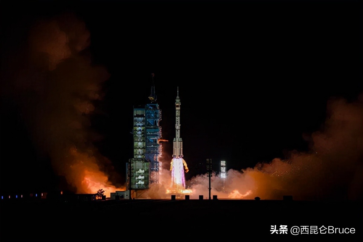 神舟十三号和月亮浪漫同框,一箭发射,光耀四方,期待凯旋