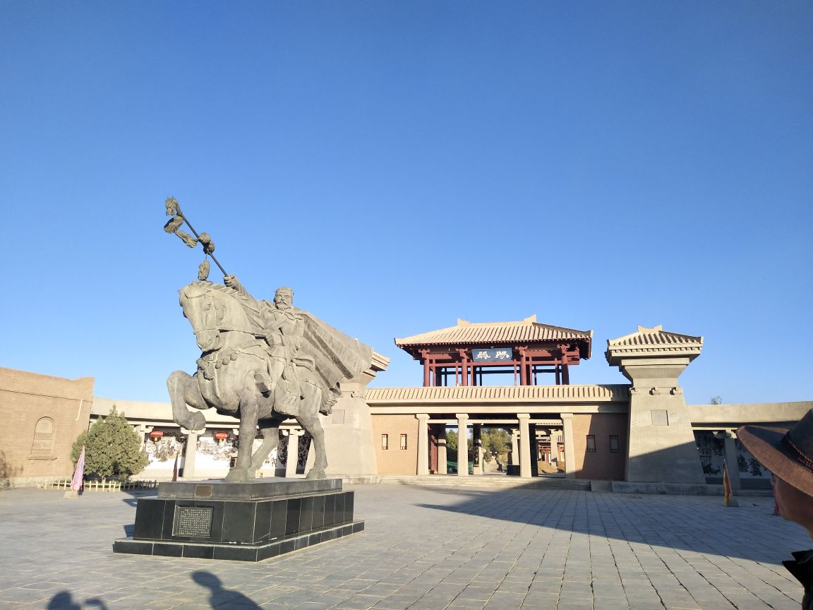 经营西域,在河西置武威,张掖,酒泉,敦煌四郡,并设立了阳关和玉门关